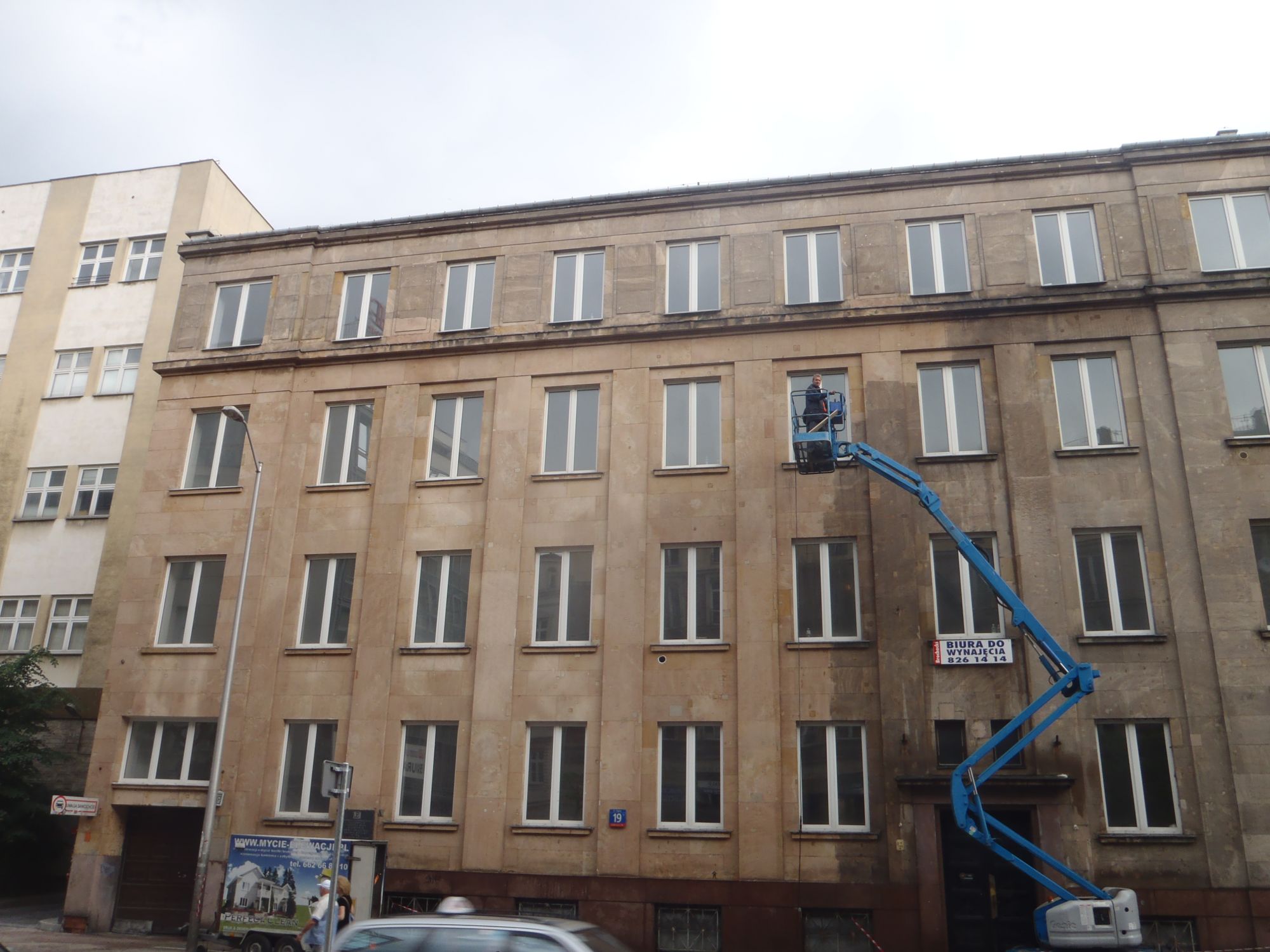Mycie elewacji z piaskowca to proces, który może być przeprowadzany na kilka sposobów, w zależności od rodzaju i stopnia zabrudzeń oraz stanu piaskowca. Najczęściej stosowanymi metodami są mycie ciśnieniowe, mycie parowe, piaskowanie oraz czyszczenie przy użyciu specjalistycznych środków chemicznych. 