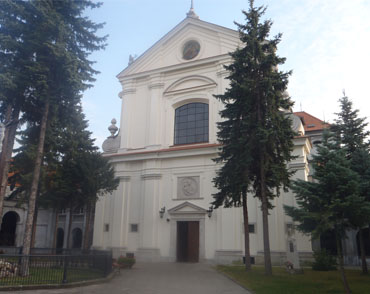 Renowacja elewacji to proces odnowienia zewnętrznych ścian budynku, mający na celu poprawę ich wyglądu i stanu technicznego. Obejmuje czyszczenie, naprawę uszkodzeń, ewentualne ocieplenie i odświeżenie koloru. 